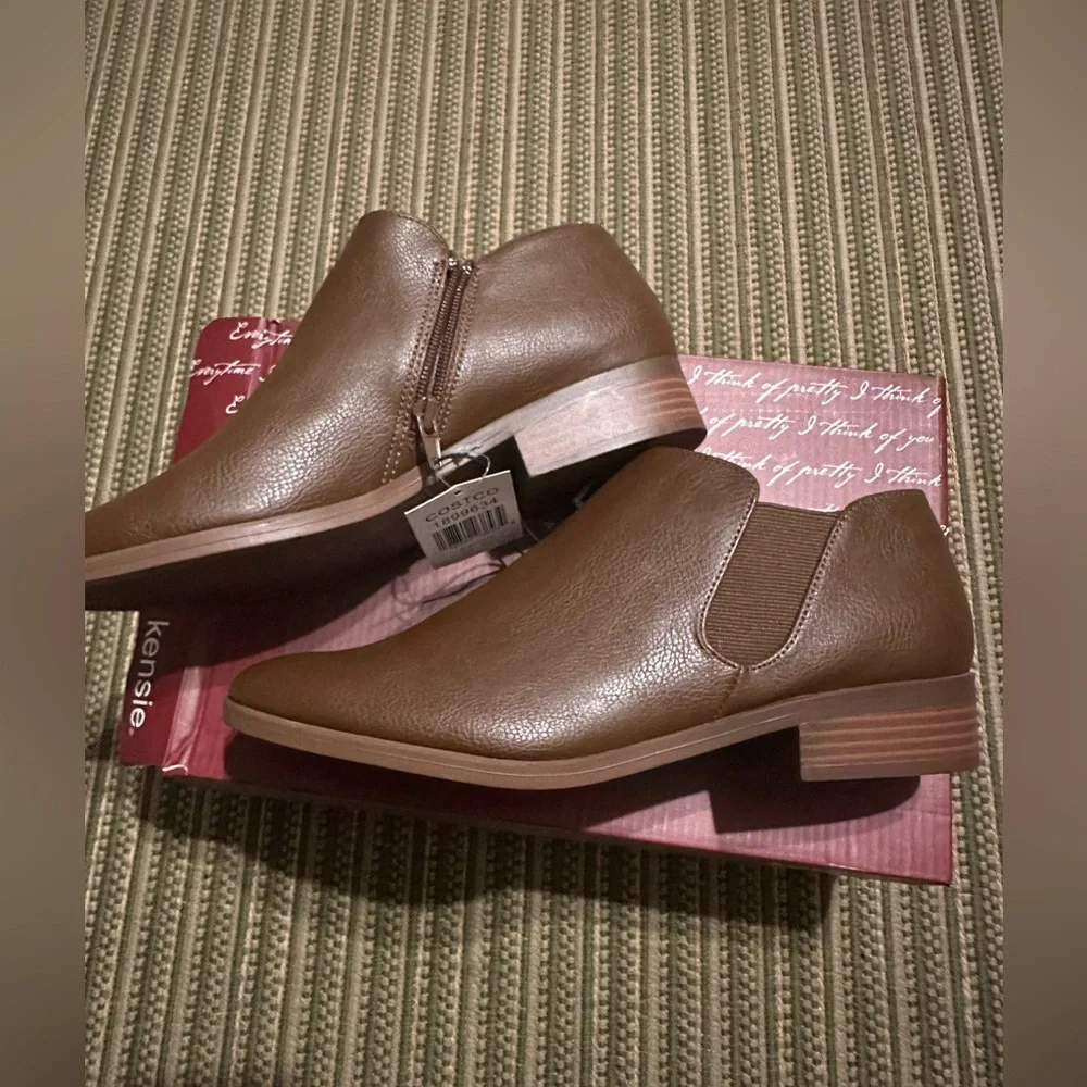 Kenzie Brown Ankle Boots. Size 8.5. New with tag and box. - Picture 2 of 5